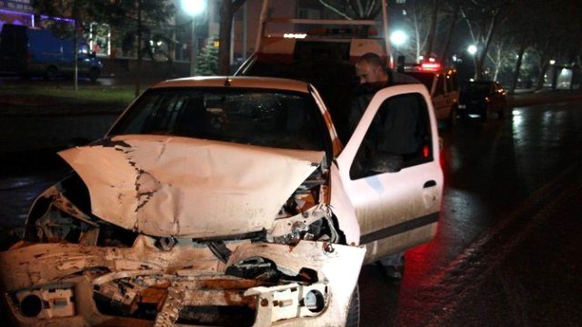 Otomobil ile Minibüs Çarpıştı: 2 Yaralı