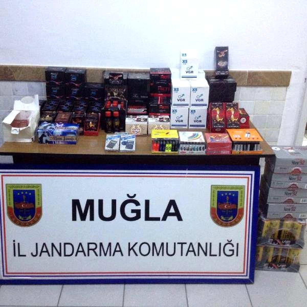 Otomobildeki Kaçak Cinsel Uyarıcı Ürünlere 2 Gözaltı