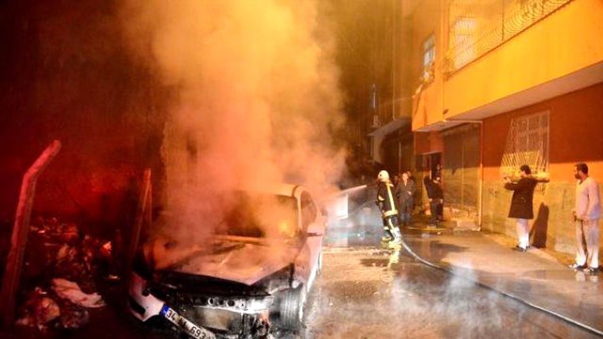 PKK Yandaşları 6 Aracı Kundakladı