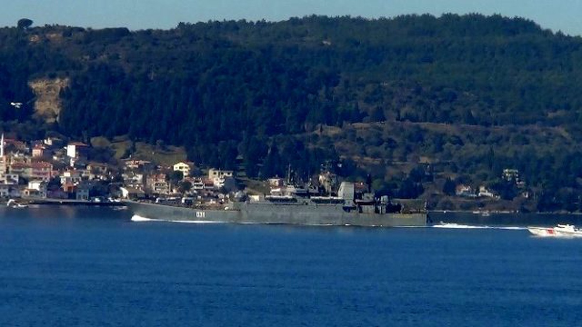 Rus Savaş Gemisi Çanakkale Boğazı\'ndan Geçti