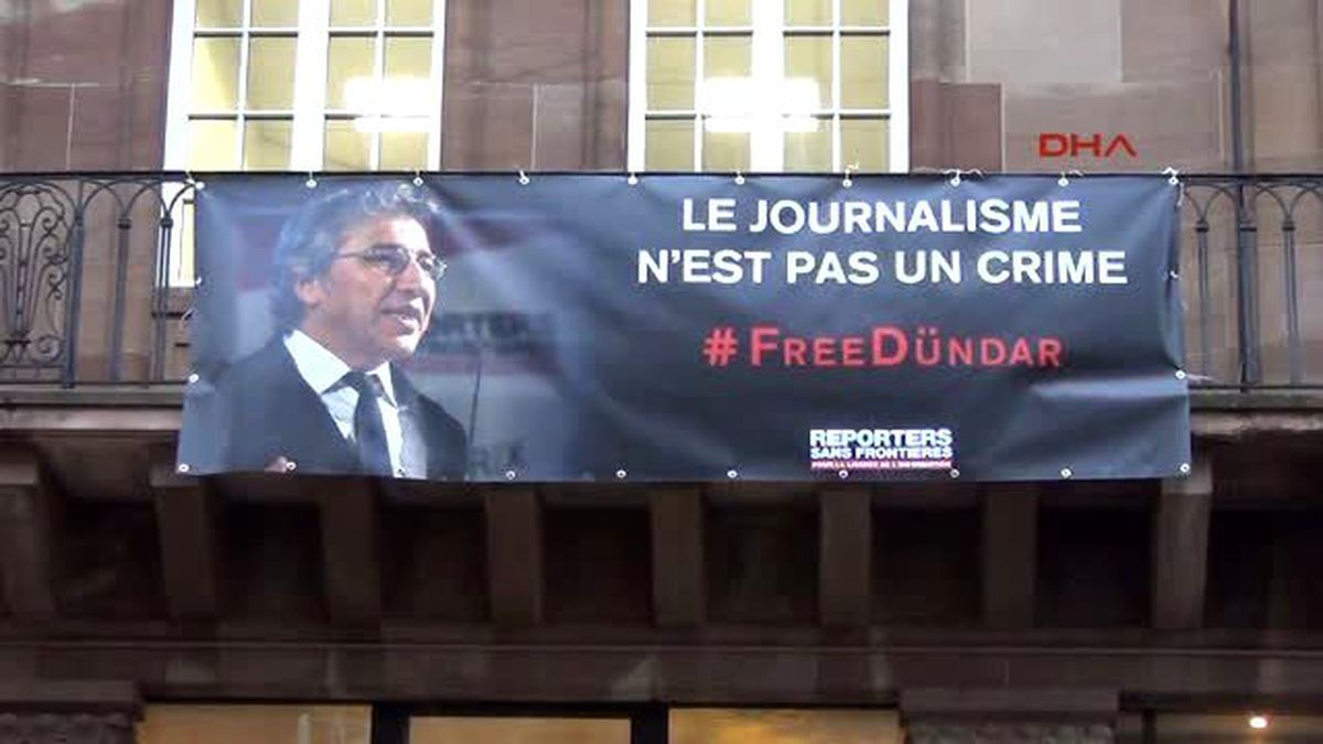 Strasburg?da Can Dündar İçin Dayanışma Pankartı Açıldı