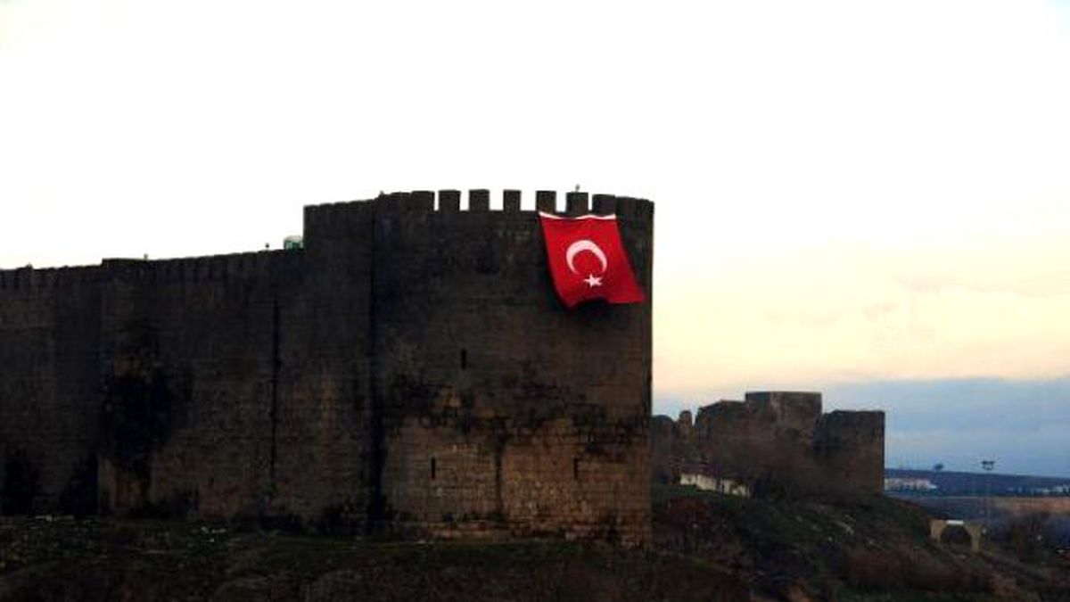 Sur\'a Dev Türk Bayrağı Asıldı