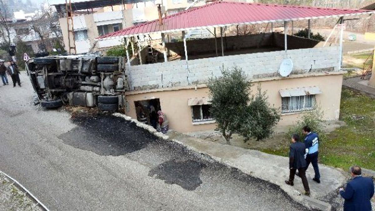 Tır Evin Üzerine Devrildi