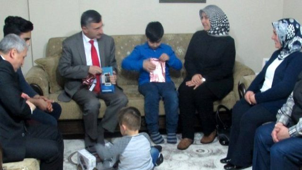 Vali Bektaş\'tan Koruyucu Aileye Ziyaret