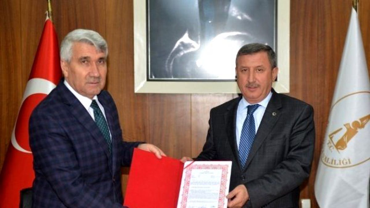Vali Yılmaz\'a Teşekkür Plaketi