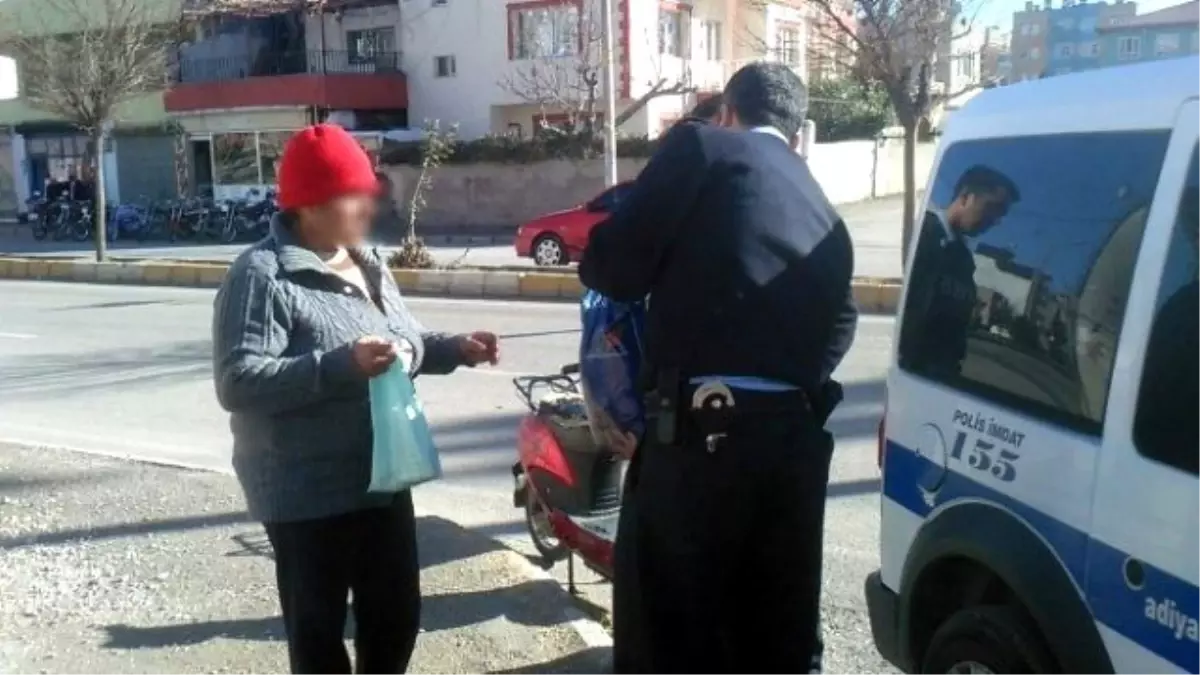 Araçların Önüne Atlayan Kadını Polis Durdurdu