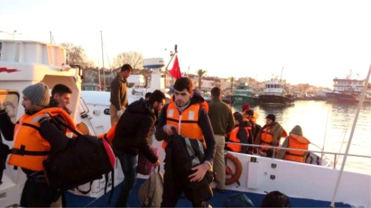 Ayvacık\'ta Bir Tekne ile Bir Botta Suriyeli 67 Göçmen Yakalandı