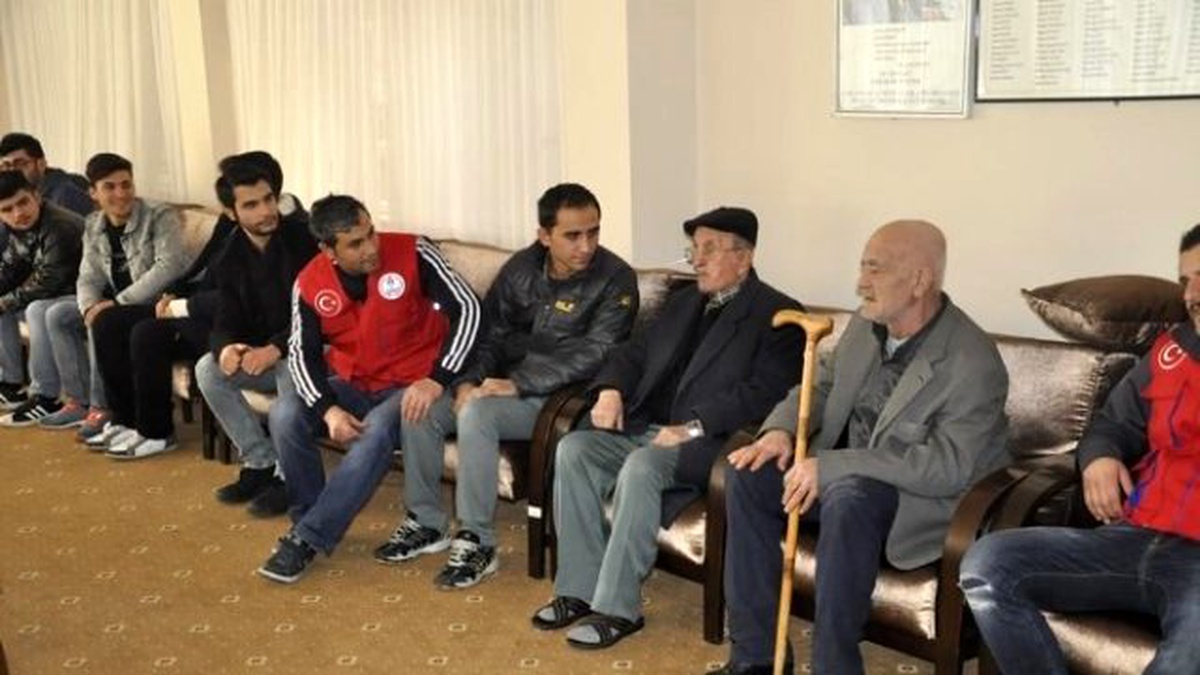 Gençler Huzur Evi Ziyaretlerini Sürdürüyor