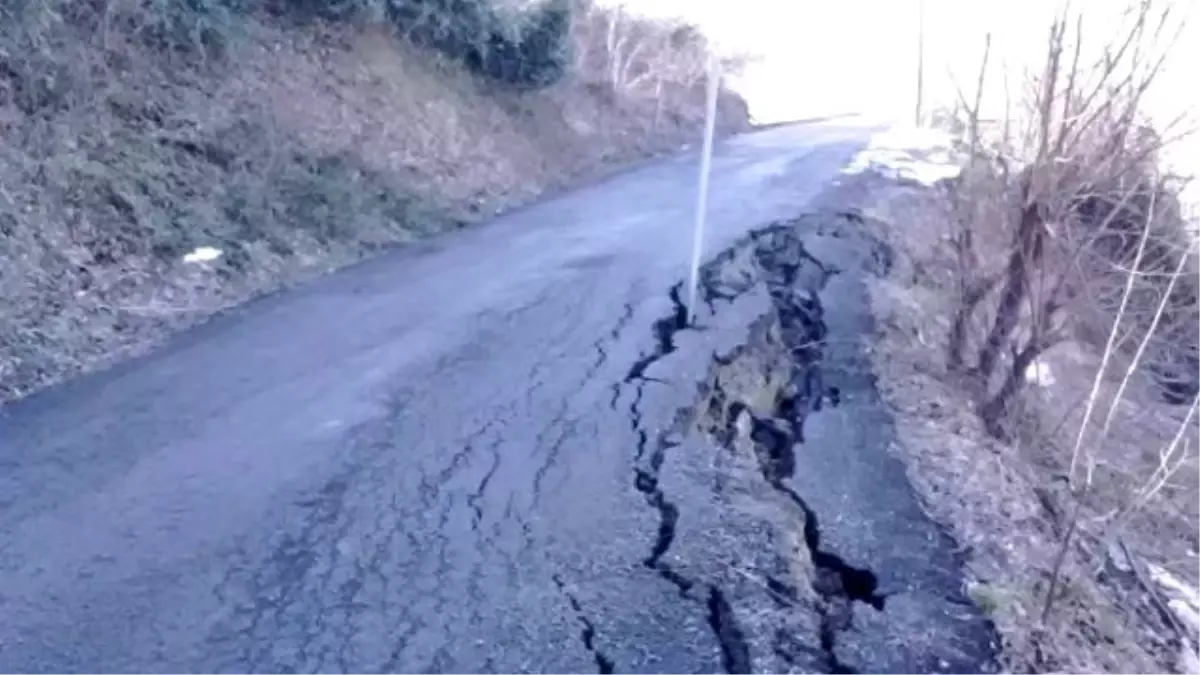 Kar Suları Köy Yollarını Çökertti