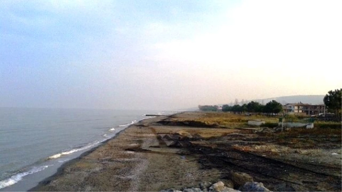 Karadeniz\'in Hırçın Dalgaları Kumsallara Zarar Veriyor