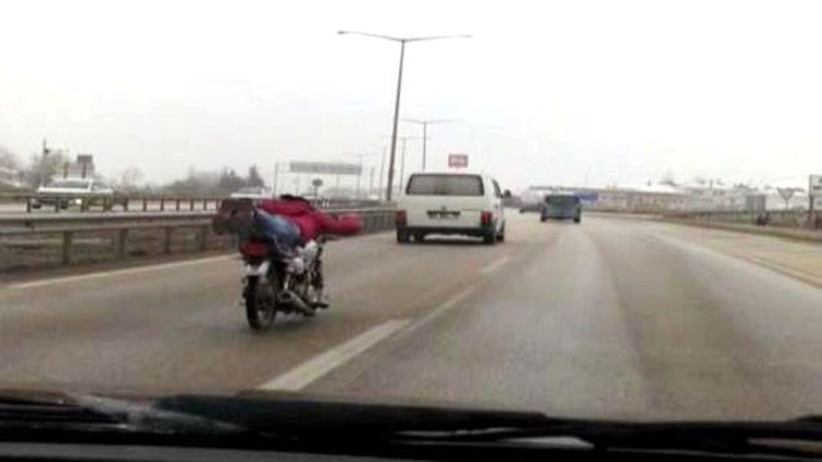 Otoyolda Motosikletle Şov Yapan Genç Trafiği Tehlikeye Düşürüyor