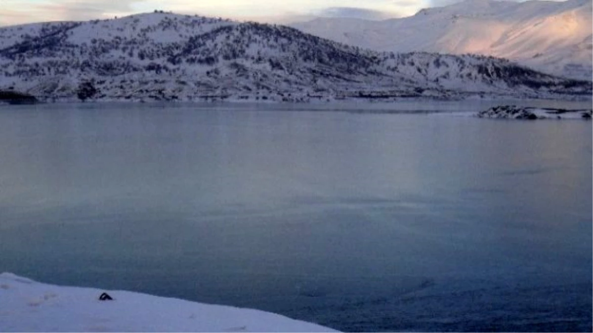 Sürgü Baraj Göleti Buz Tuttu