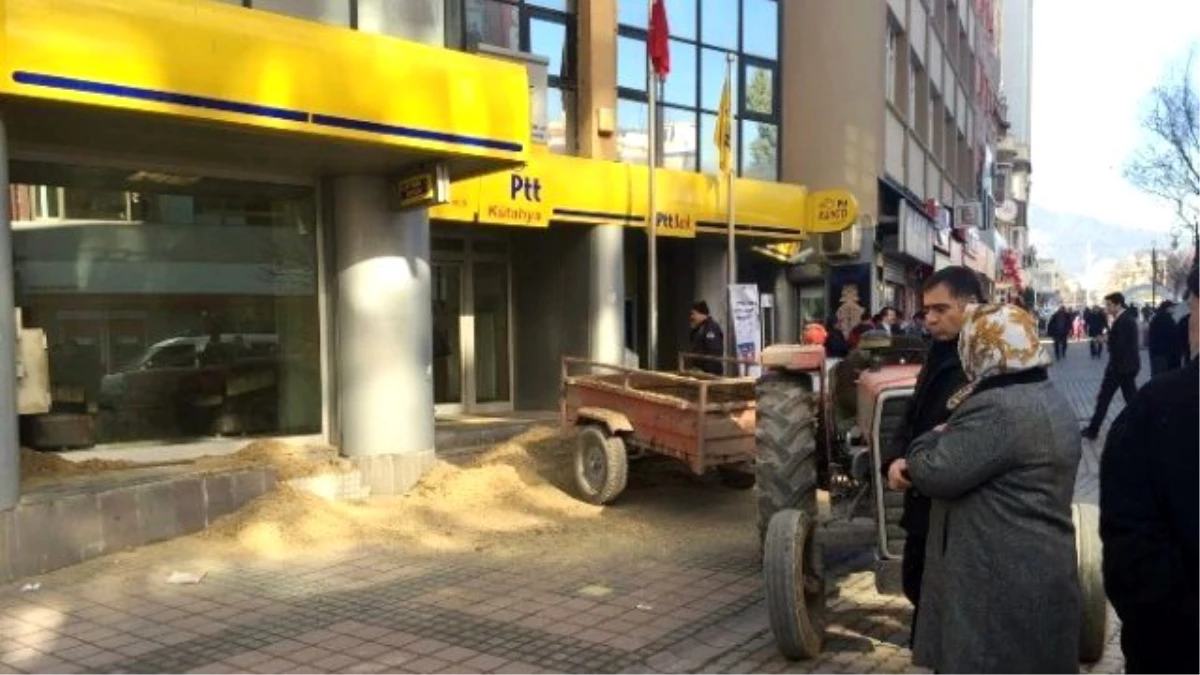 Traktörüne Yüklediği Gübre ve Kumu Kurum Binalarının Önüne Döktü