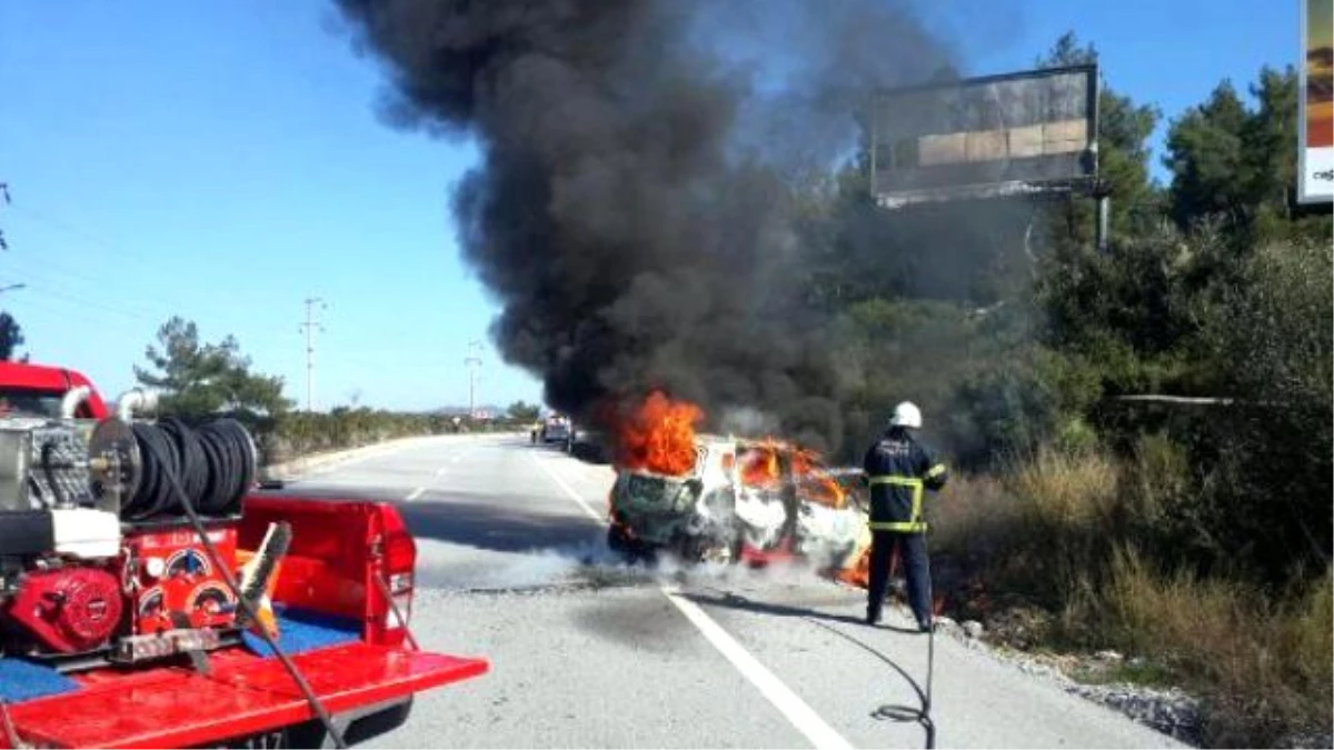 Yanan Otomobilin Kadın Sürücüsü Son Anda Canını Kurtardı