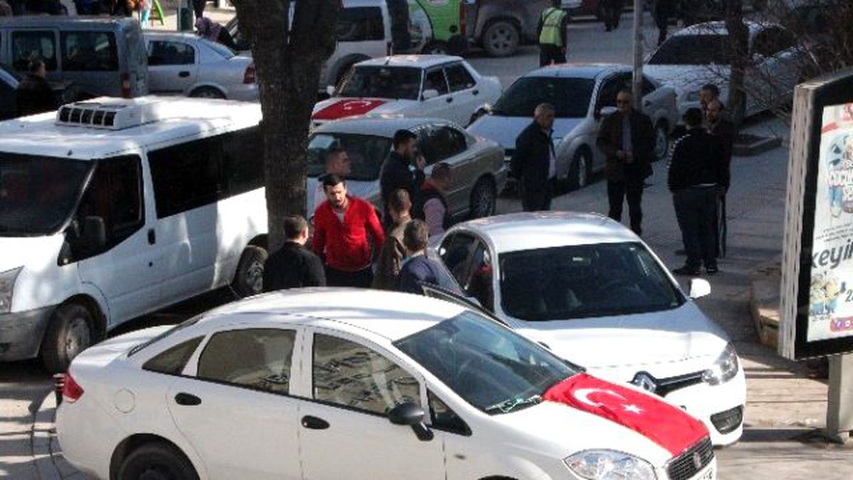 Yer Bulamayınca Kaldırıma Park Ettiler