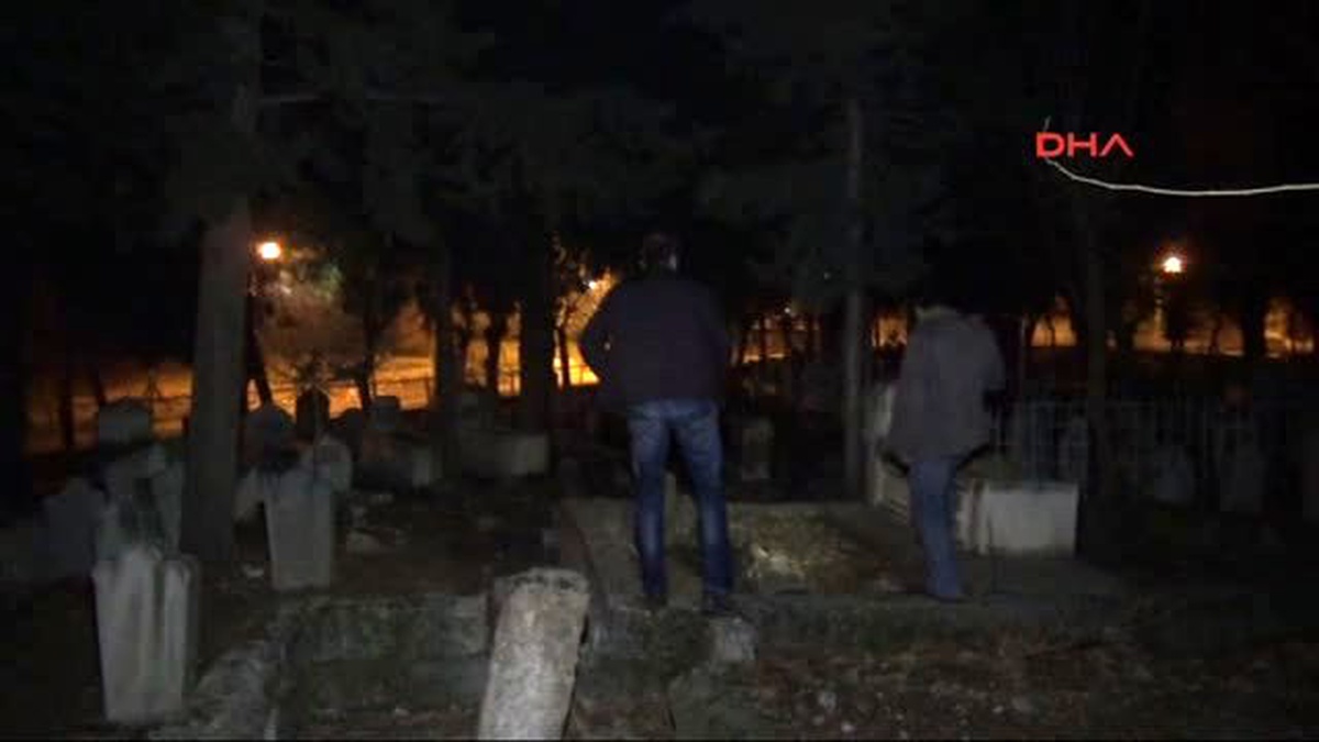 Adıyaman Polisler Mezarlıkta Arama Yaptı