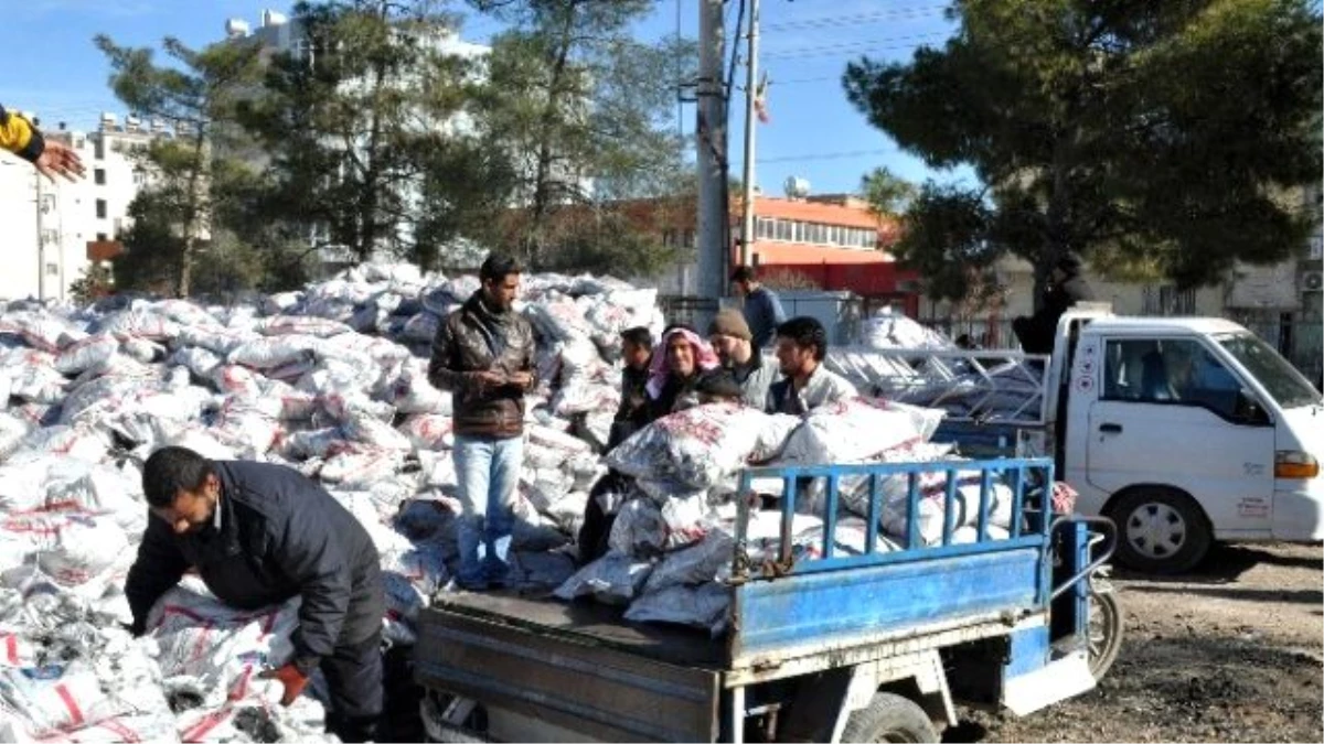 Akçakale\'deki Suriyelilere Kömür Yardımı Yapılıyor