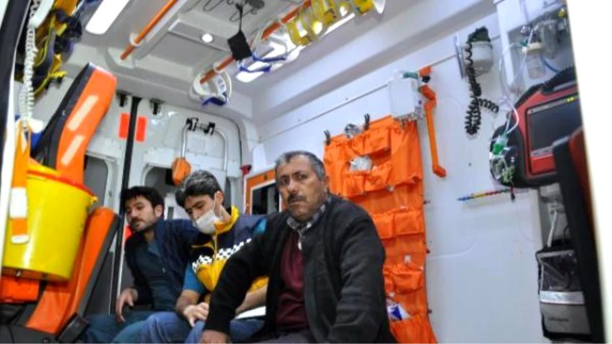 Ambulans Otomobile Arkadan Çarptı: 4 Yaralı