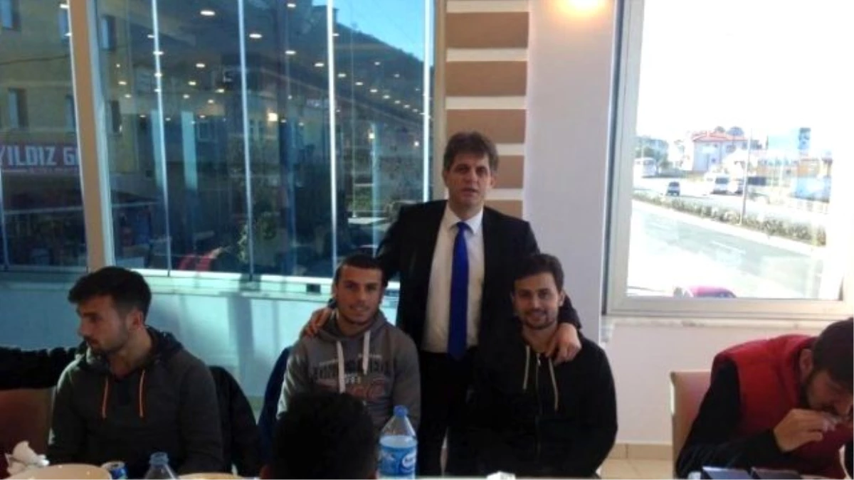 Arsinsporlu Futbolculara Başkan Şen\'den Pide Ziyafeti