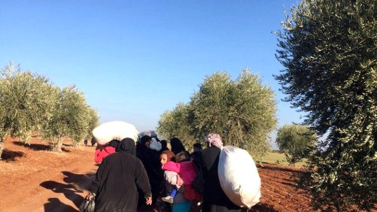 Binlerce Suriyeli Esad\'ın Zulmünden Kaçarak Türkiye Sınırına Geliyor