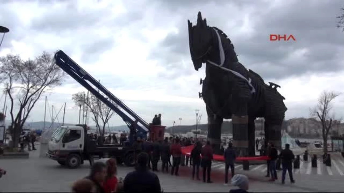 Çanakkale Truva Atı\'na Beyaz Fulara \'Türk Bayraklı\' Tepki