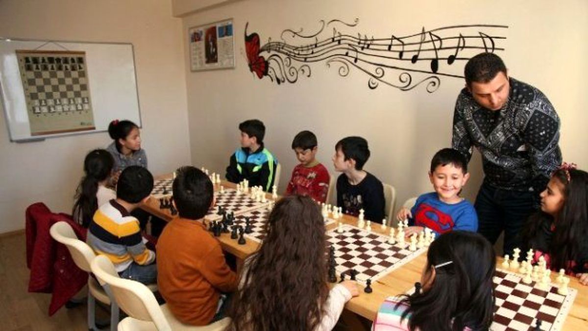 Çocuklara Emek Gençlik Merkezi\'nde Satranç Eğitimi