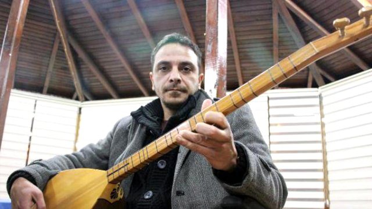 Engelini, Saz Çalıp Türkü Söyleyerek Unutuyor