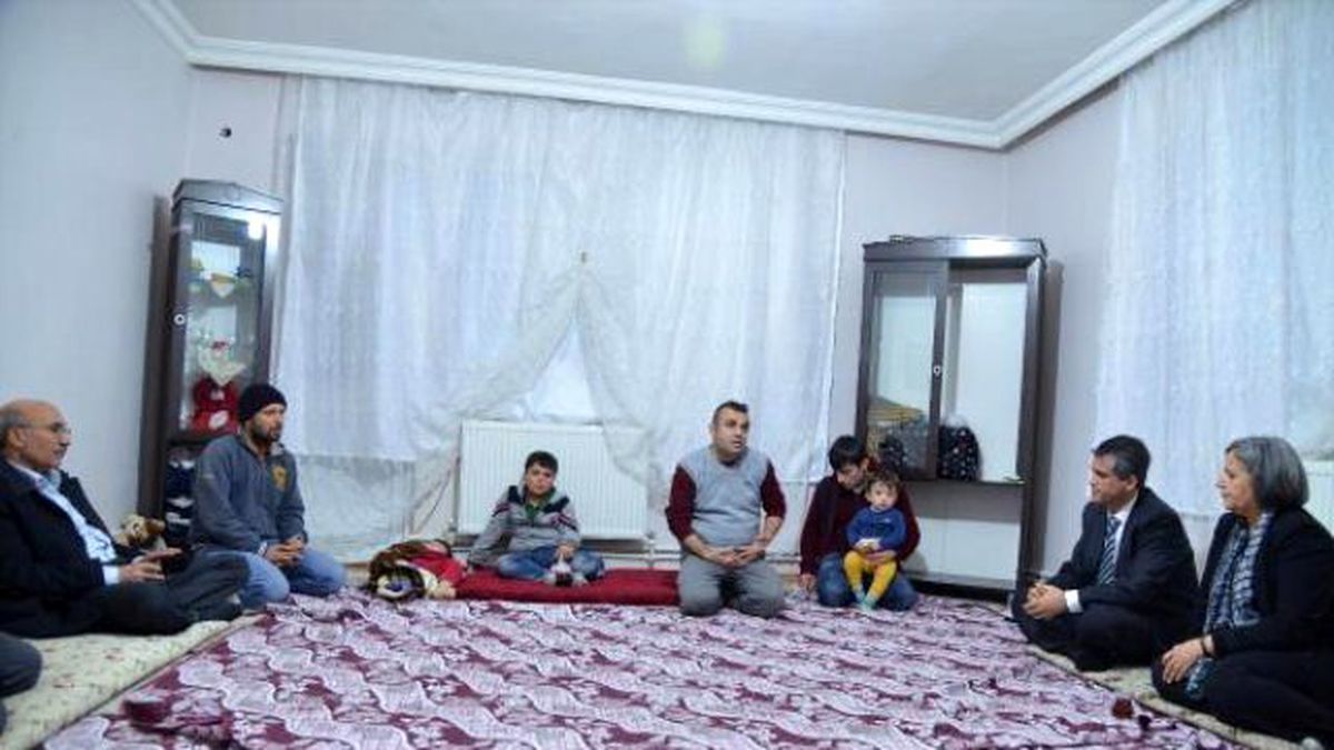 Eş Başkanlardan Evlerini Terk Eden Sur Mağduru Ailelere Ziyaret