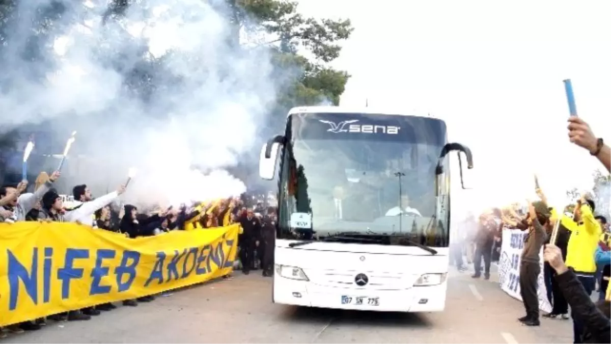 Fenerbahçe\'ye Coşkulu Karşılama