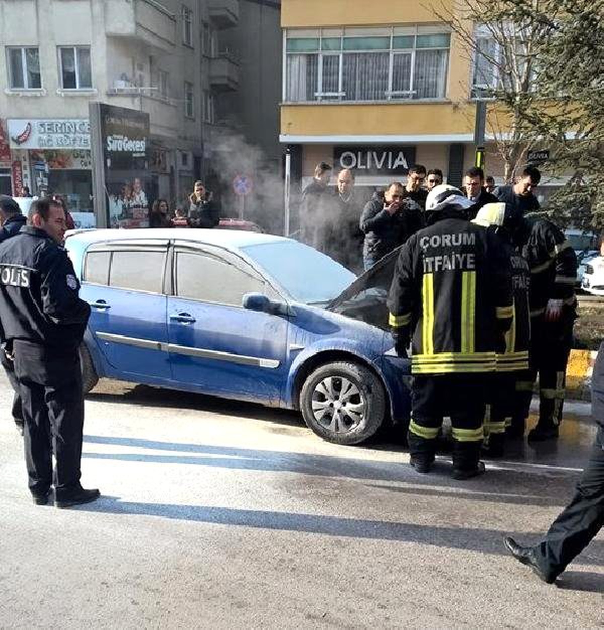 Hareket Halindeki Otomobil Motor Kısmından Alev Aldı