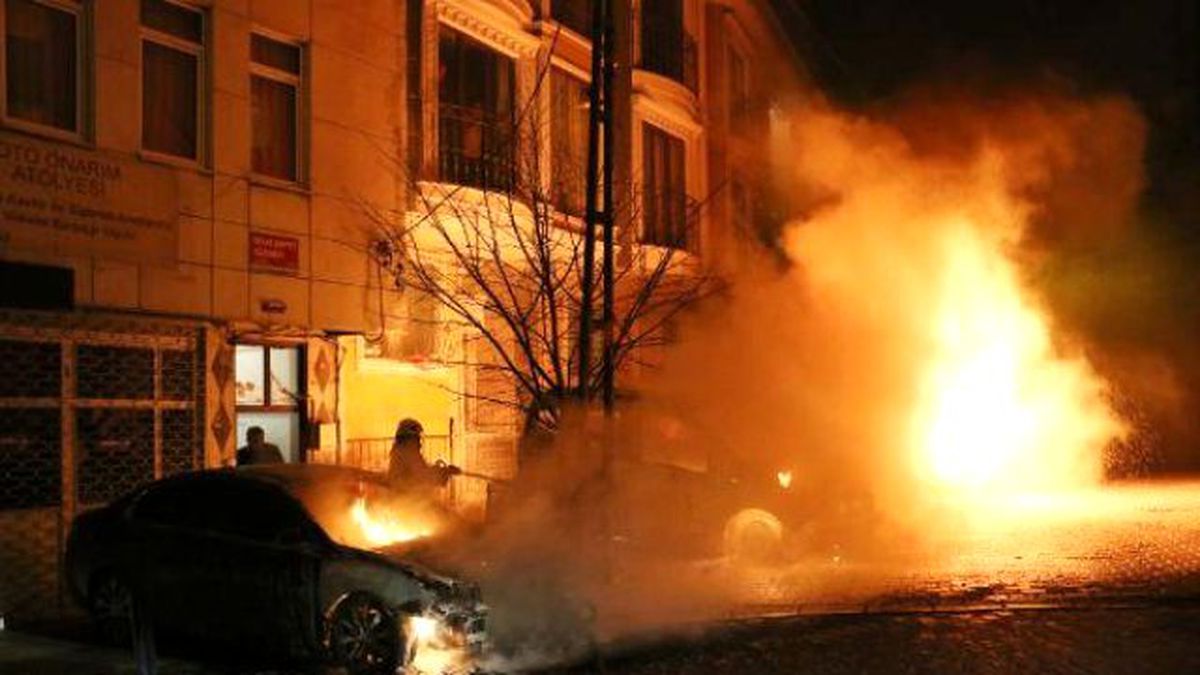 Kağıthane\'de 7 Araç Kundaklandı