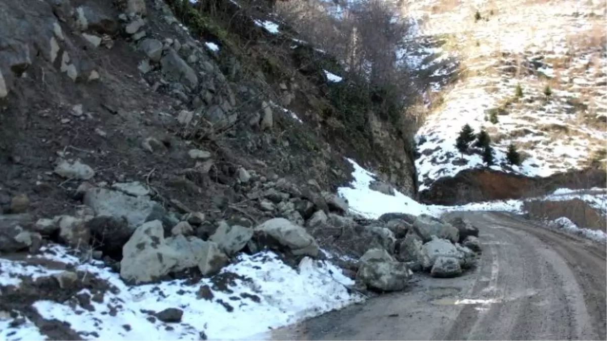 Karların Erimesi Heyelan ve Kaya Düşmelerine Yol Açıyor