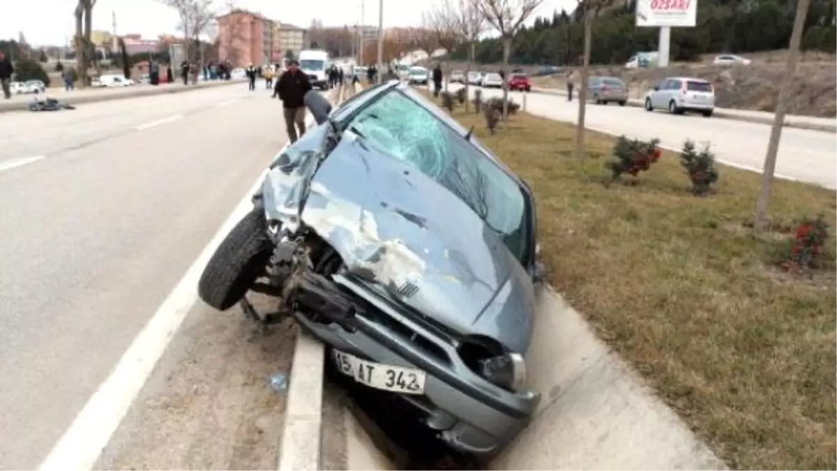 Otomobille Çarpışan Kasksız Motosiklet Sürücüsü Öldü