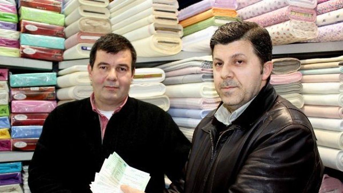 Yerde Bulduğu Poşetten Çıkan Binlerce Liralık Çeki Sahibine Teslim Etti