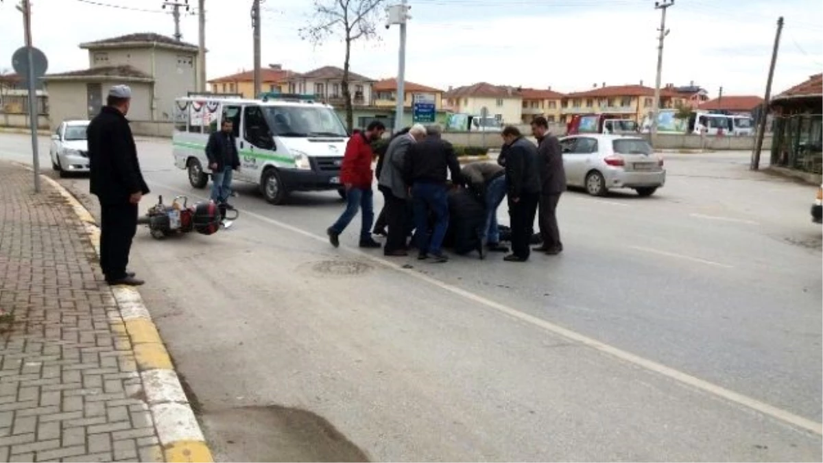 Sakarya\'da Otomobil Motosiklete Çarptı: 1 Yaralı