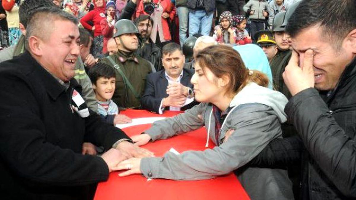 Şehidin Tabutu Açıldı, Naaşı Nişanlısına Gösterildi