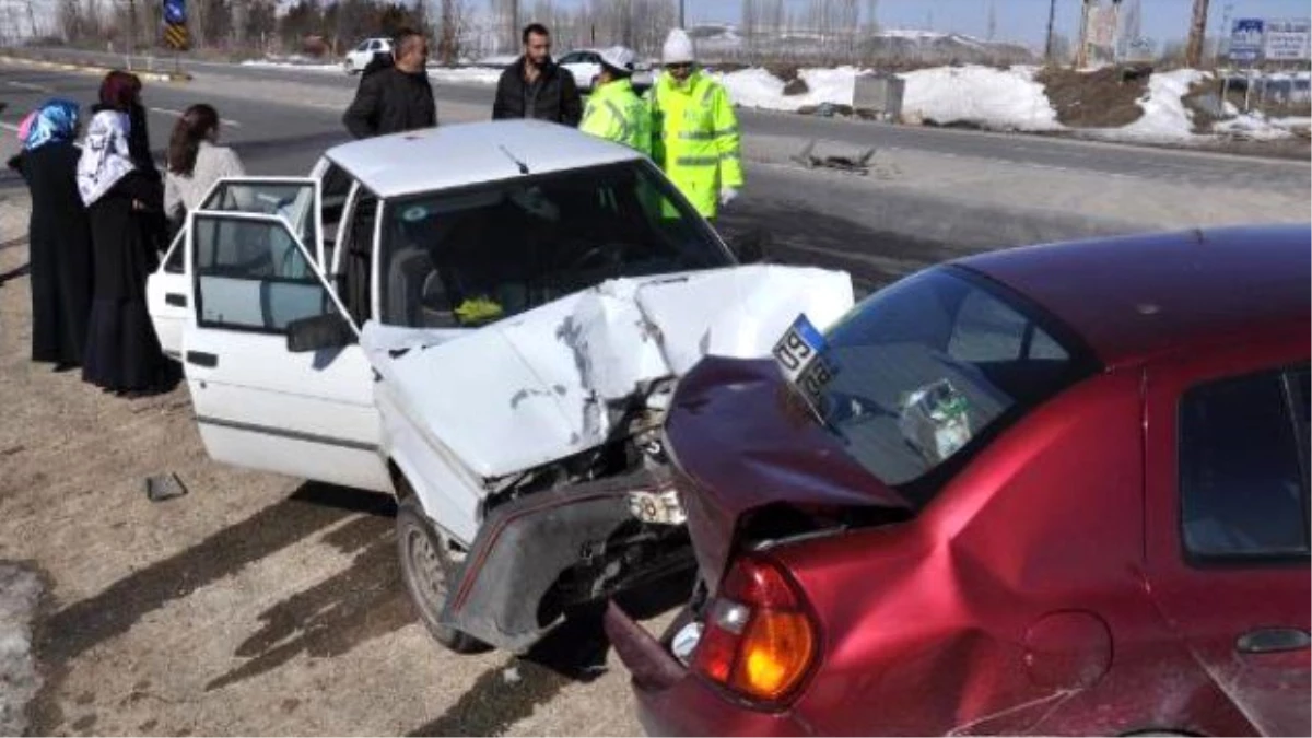 Sivas\'ta Trafik Kazası: 3 Yaralı