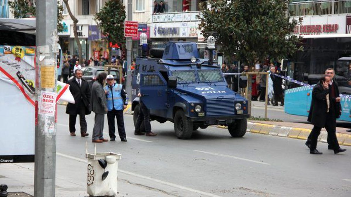 Sultanbeyli'de Çöp Kutusunda Patlama: 2 Yaralı