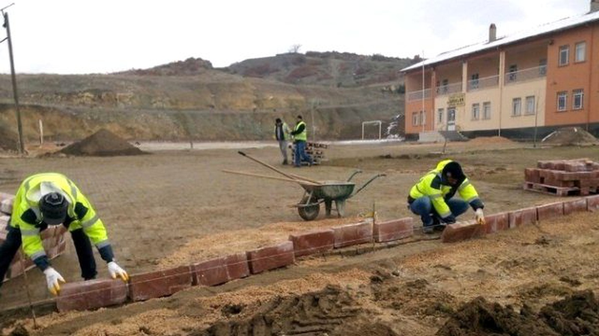 Tavşanlı\'da Düğün Salonu Bahçesinde Düzenleme Çalışmaları