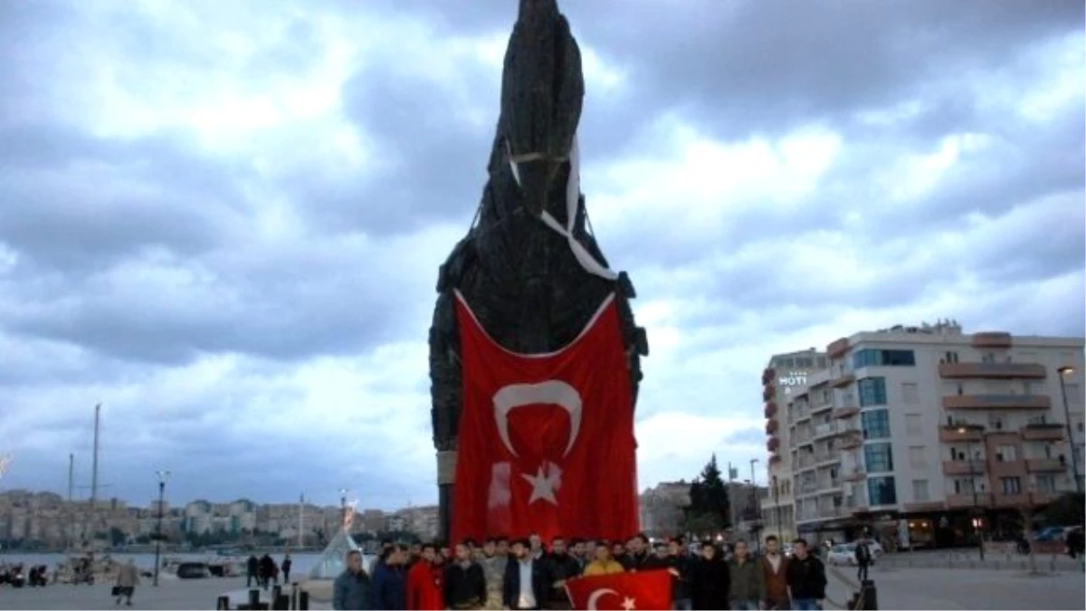 Truva Atı\'na Türk Bayrağı Asarak Terörü Protesto Ettiler