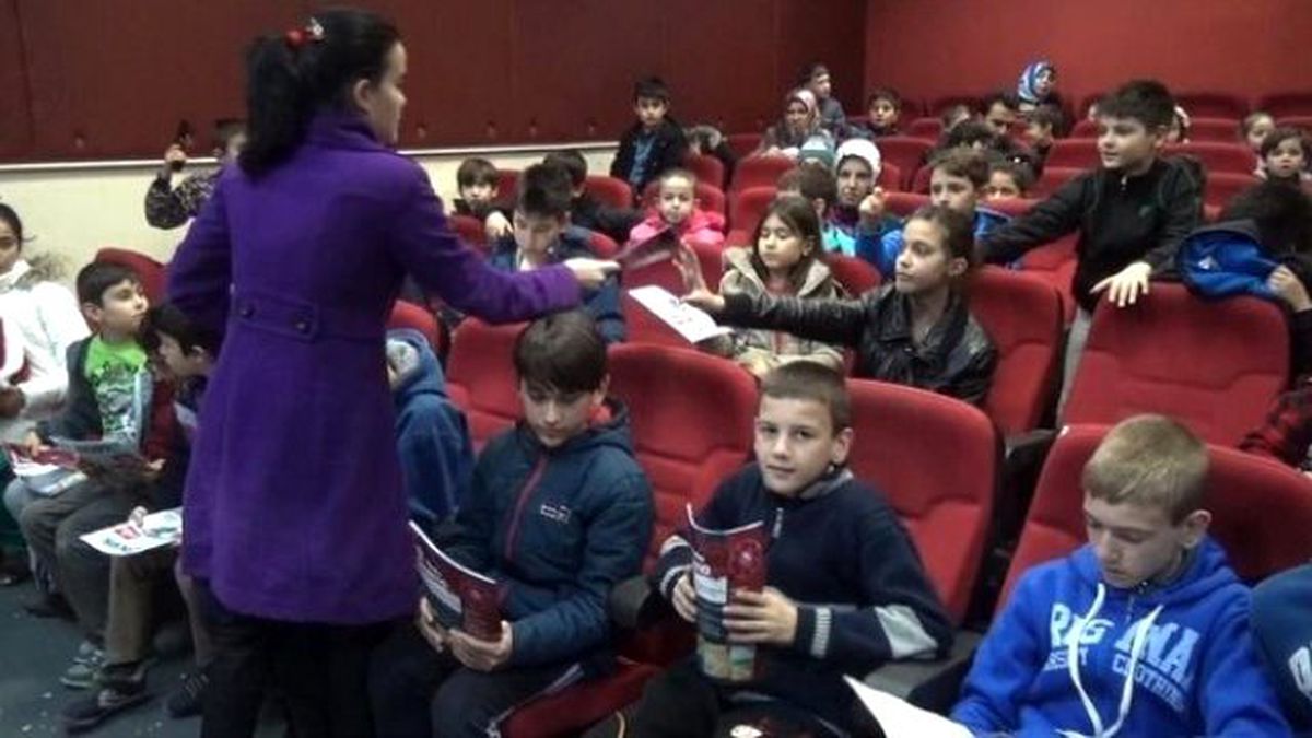 Ücretsiz Sinema ile Keyifli Anlar Yaşayan Çocuklara "Bilecik Çocuk" Dergisi Dağıtıldı