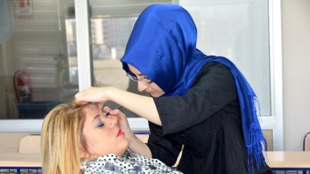 Yunusemre\'yi İstanbul\'da Temsil Edecek Makyaj Kursiyerleri İddialı Açıklaması