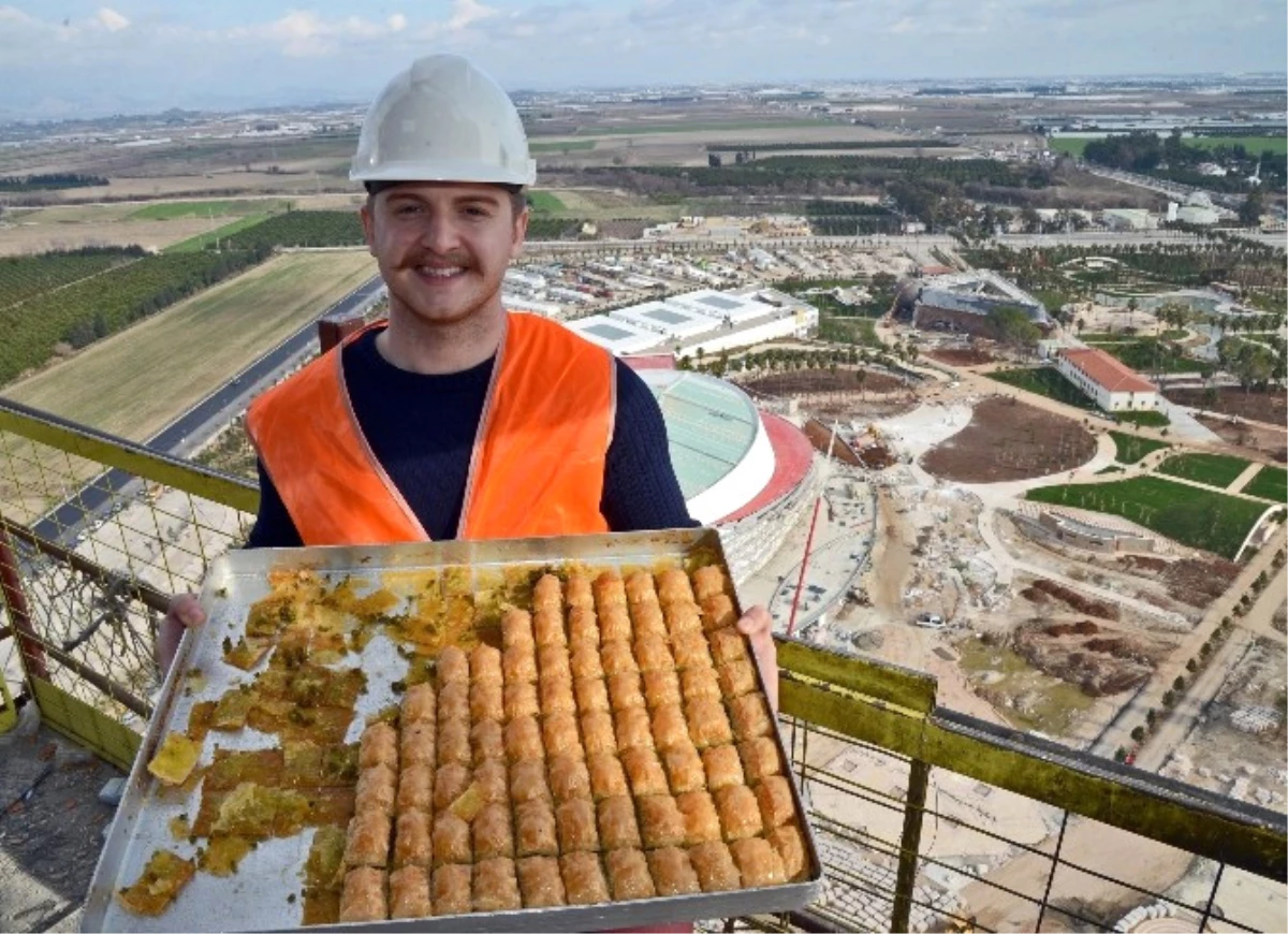 101 Metrelik Expo Kulesinin Zirvesinde Baklavalı Kutlama