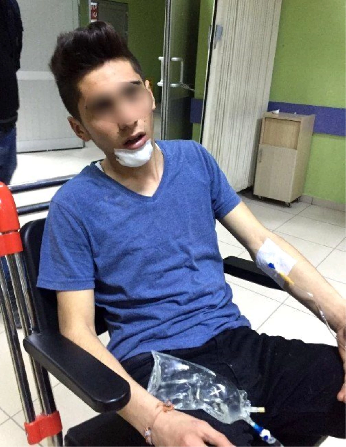 Aksaray\'da Çatıdan Düşen Genç Yaralandı