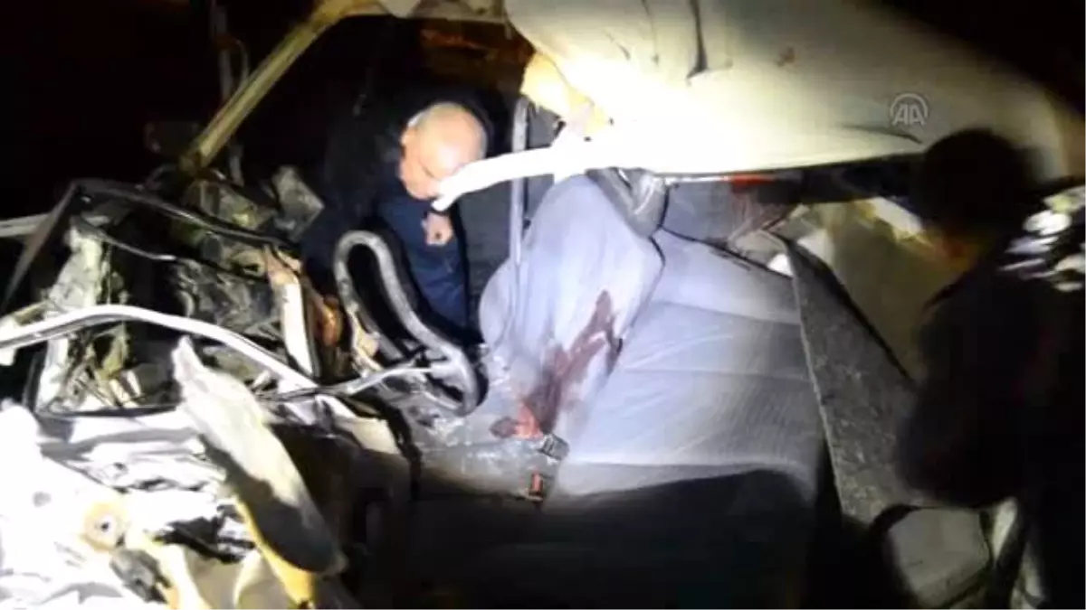 Aksaray\'da Otomobille Kamyon Çarpıştı: 1 Ölü, 5 Yaralı