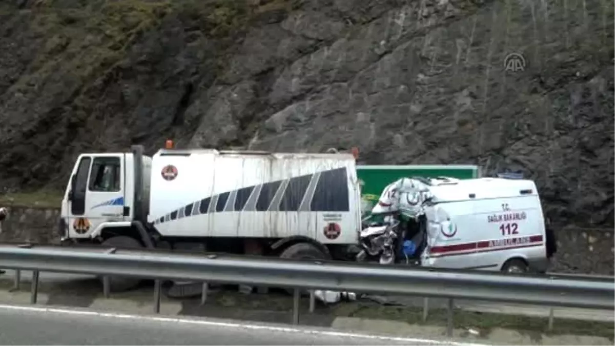 Ambulans ile Yol Süpürme Aracı Çarpıştı: 1 Ölü, 3 Yaralı