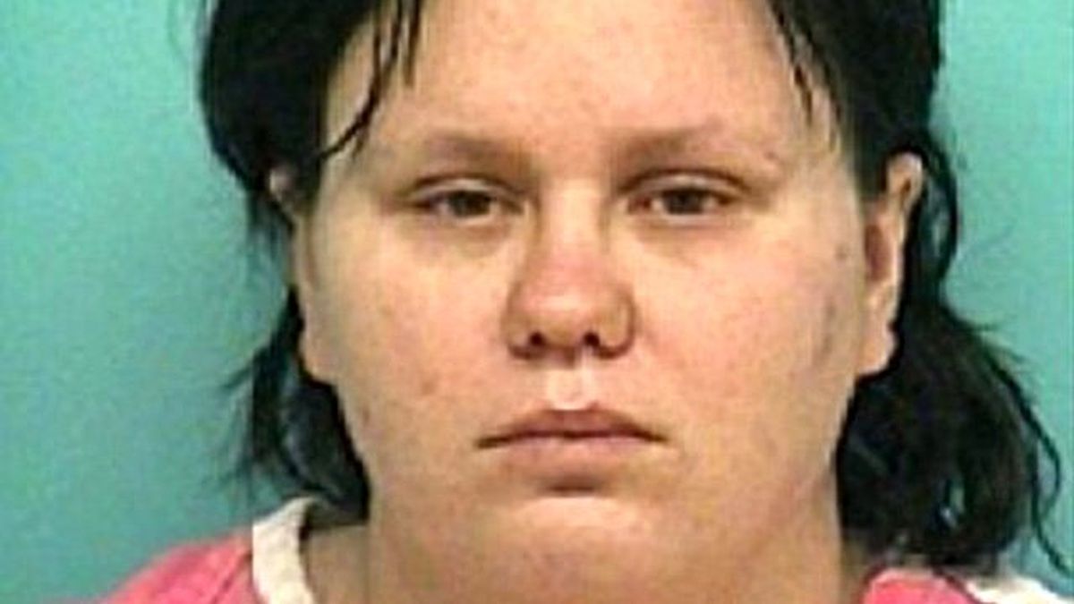 Anne, 5 ve 7 Yaşındaki Kızlarının Çıplak Görüntülerini Satışa Çıkardı!