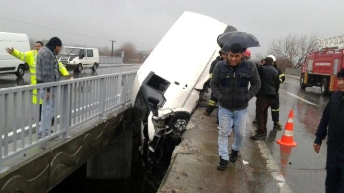 Aydın\'da Trafik Kazası: 1\'i Ağır 3 Yaralı