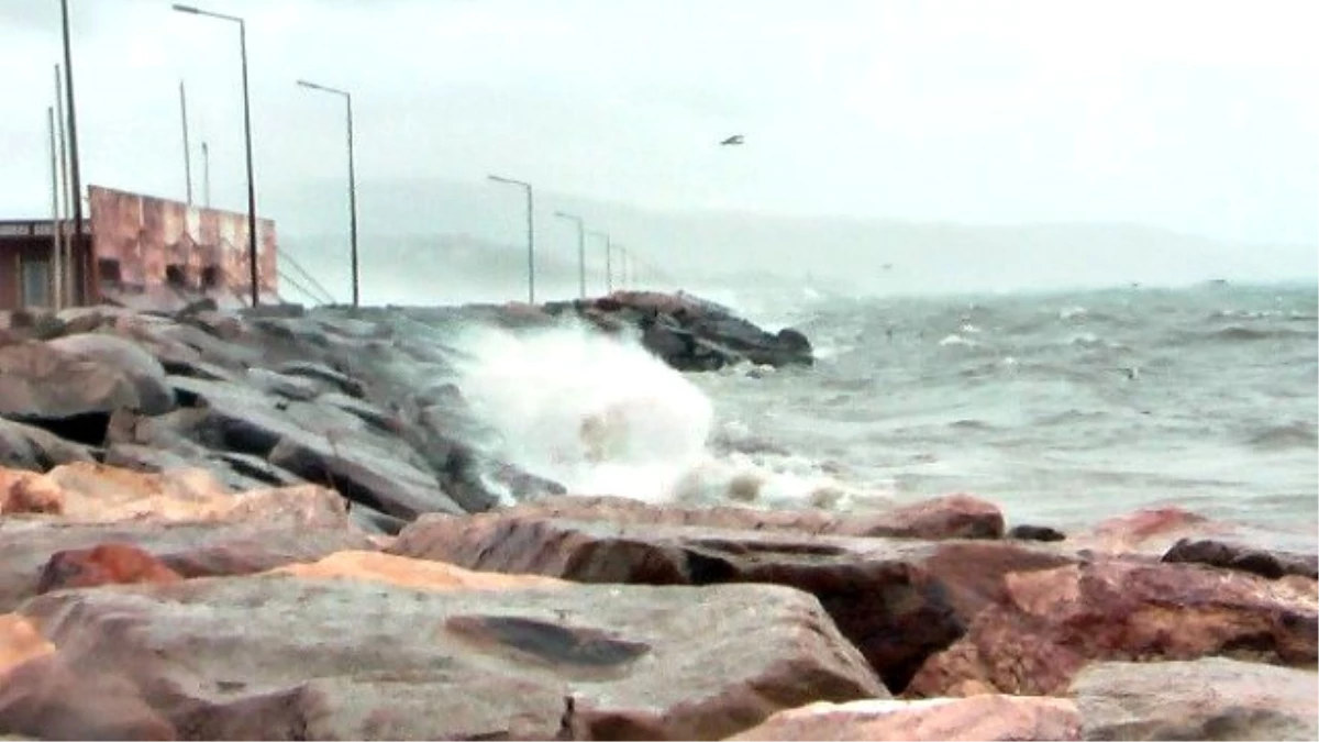 Bandırma\'da Fırtına Deniz Ulaşımını Aksatıyor