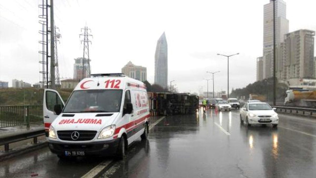 Bariyerlere Çarpan Kamyon Yan Yattı
